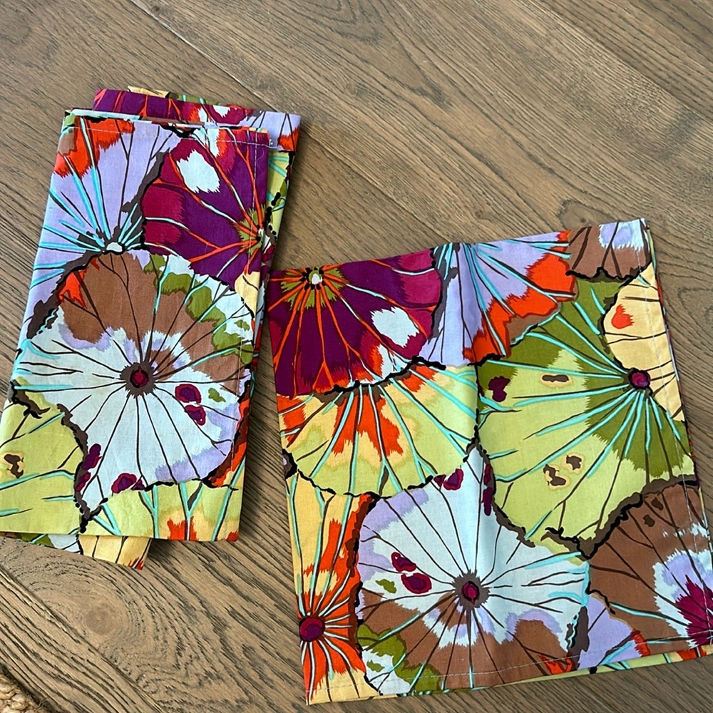 NWT 4 Crate & Barrel Spring Blossom Plumb Napkins